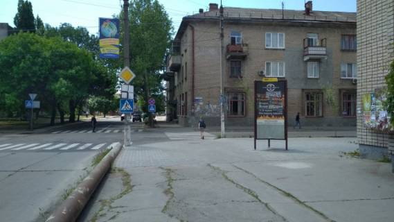 Пiллар, Пiлар A у Бердянську, 1,2х2,4м  Центральна вул. / Грецька вул. (по ходу руху транспорта) Фото 1