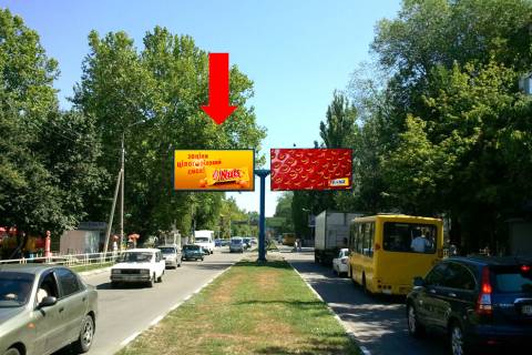 Билборд A в Херсоне, 3x6  Університетська вул. (кол. 40-річчя Жовтня вул.) / Миру вул., біля ринку "Дніпровський", роздільник, з центру, ліва фото 1