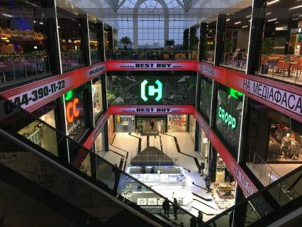 Видеоборд A в Днепр (Днепропетровск) Кюрі вул., 5, в ТЦ NEO Plaza, відеоекрани в центральному атріумі, між поверхами. Прайс за трансляцію ролика 10сек, 1 вихід в 5 хвилин, c 10:00 до 22:00. Розрахунки для інших параметрів розміщення уточнюйте у менеджера - 291154 фото 1