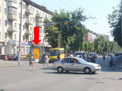 Ситилайт  в Житомире, 1.8x1.2  Київська вул., 39 / Небесної Сотні вул. (кол. Московська вул.), біля ЦУМу, магазину "Плато", на світлофорі фото 1