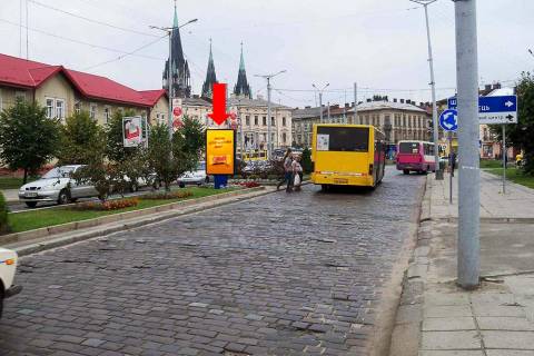 Ситилайт A в Львове Черновицкая ул., разделитель, в центр фото 1