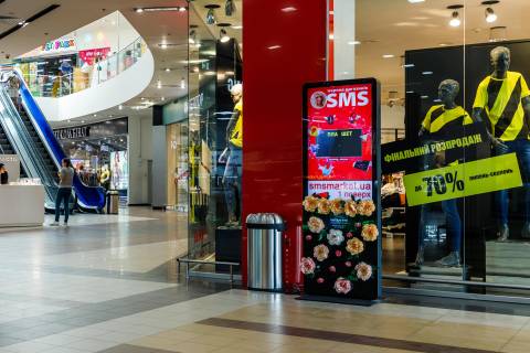 Видеоборд A у Кривому Розі 30-ти річчя Перемоги пл., 1, 1-й поверх на головному вході, ТЦ "Сонячна Галерея", відеостойка, прайс за ролик 10 сек, 144 виходу з 8:00 до 22:00. Розрахунок інших параметрів уточнюйте у менеджера. - 292411 Фото 1