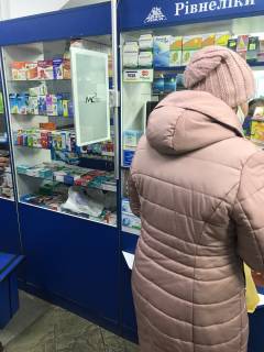 Видеоборд A у Рівному Базарна вул., 8, аптека "Волиньфарм", прайс за ролик 10 сек 1 вихід/5 хвилин, на двосторонньому екрані, від 144 виходів на день. Розрахунок для інших параметрів трансляції уточнюйте у менеджера. - 301502 Фото 1