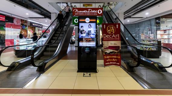 Видеоборд A у Кривому Розі 5-й Зарічний мкр., 11, ТРК "Терра", 0-й поверх між по'емнікамі, відеостойка, прайс за ролик 10 сек, 144 виходу c 10:00 до 22:00. Розрахунок інших параметрів уточнюйте у менеджера. - 292428 Фото 1