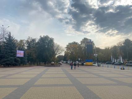 Видеоборд B у Прилуках Київська вул. - Центральна пл., Права сторона площі, прайс за ролик 10 сек 1 вихід / 2 хвилини, цілодобово. Розрахунок для інших параметрів уточнюйте у менеджера. - 295431 Фото 1