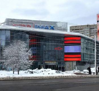 Видеоборд A у Дніпро (Дніпропетровськ) Зоряний бульвар, 1А, ТРЦ DAFI. Прайс за трансляцію ролика 10сек, 1 вихід в 5 хвилин, c 07:00 до 23:00. Розрахунки для інших параметрів розміщення уточнюйте у менеджера - 291143 Фото 1