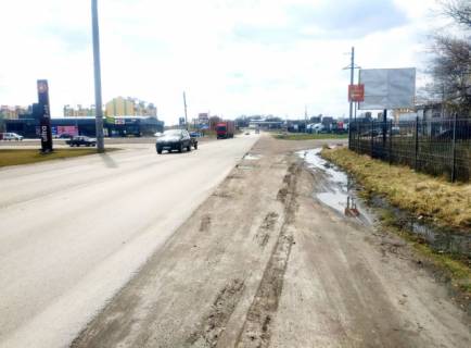 Билборд A в Радехове, 4x3м.  м. Радехів, перехрестя вул. Транзитної та Витківської, поворот в центр, поряд АТБ, АЗК, траса Львів - Луцьк (Н-17) на м. Львів, Кам'янка - Бузька + жовта вітрозахисна люмінесцентна рамка + висока конструкція фото 1