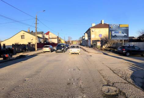 Білборд, Бігборд (Борд)  A у Золочеві, 4x3м.  м. Золочів, вул. Бродівська, 2,  центр міста, ТЦ "Наш Край", ТЦ "Надія", супермаркет "Аврора", маг. "Галицька Свіжина", аптеки, СТО, банкомати, поряд центральна площа міста, в'їзд всього транспорту з напрямку м. Броди, на м. Броди Фото 1