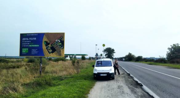 Білборд, Бігборд (Борд)  B у Кам'янці-Бузький, 6x3м.  виїзд з м. Кам'янка - Бузька в напрямку м. Львова, траса Львів-Луцьк (Н-17) + АЗК WOG + жовта вітрозахисна люмінесцентна рамка + висока конструкція Фото 1