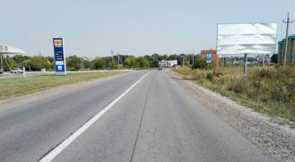 Билборд A в Радехове въезд в г.Радехов с направления г.Львова, трасса Львов - Луцк (Н-17) на г.Червоноград, г.Горохов, г.Луцк + АЗК + жовта вітрозахисна люмінесцентна рамка + висока конструкція фото 1