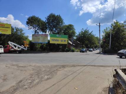 Билборд A в Черновцах, 3*6  на розі вулиць В. Винниченка, 90 та У. Кармелюка, 121 (правий) фото 1