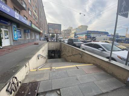 Нестандарт A у Києві, 2.5x1.5  вул. Іллєнка Юрія (Мельникова), 2 з центру, протилежна сторона переходу  - ст. м. Лук’янівка Фото 1