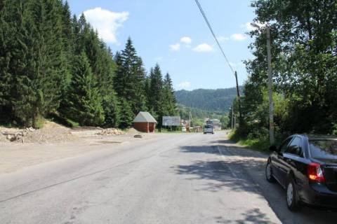 Білборд, Бігборд (Борд)  B у Яремче, 3x6  Траса Н-09 Мукачево-Львів, виїзд з міста в сторону Буковеля, джерело, автозупинка, напрямок руху на Буковель Фото 1