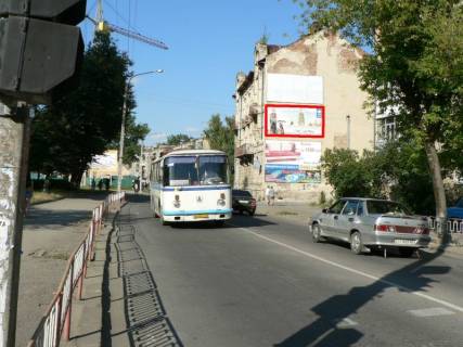 Білборд, Бігборд (Борд)  A у Буковелі Мазепи 83 (настінний), супермаркет Гостинний Дім, напрямок руху від вул.Довженка, Набережна  (супермаркетів Велес, Comfy) в напрямку центру міста (вул.Січових стрільців, Бельведерська) Фото 1