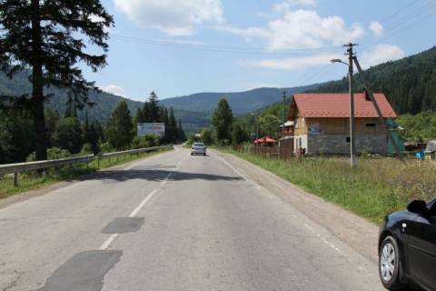 Билборд B в Микуличине, 3x6  Траса Н-09 Мукачево-Львів, колиба Гостинна Хата, 200 м перед газовою заправкою Калан, 500 м перед АЗС УкрНафта, напрямок руху на Буковель фото 1