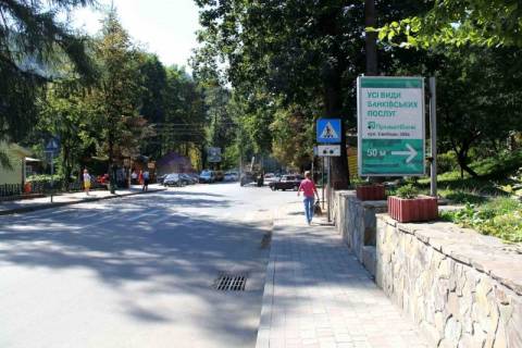 Ситилайт A в Яремче, 1,2x1,8  Траса Н-09 Мукачево-Львів, Свободи, готель-колиба Красна Садиба, кафе Барбері, Родина ковбаска, міський ринок, напрямок руху на Буковель фото 1