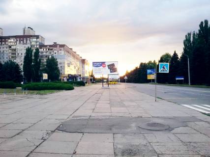 Білборд, Бігборд (Борд)  B у Кривому Розі  вул. В.Матусевіча,10 апрямок руху до пр.Металургів. Цирк, Кріворізький Національний університет, Виконком, Будинок молоді. Великий трафік транспорту. Фото 1