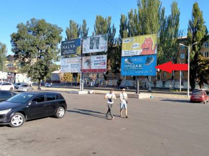 Билборд A в Кривом Роге Вул.Героїв АТО, 30а, Вхід до ТЦ Сільпо, велика кількість пішоходів, покупців, поряд стоянка. фото 1