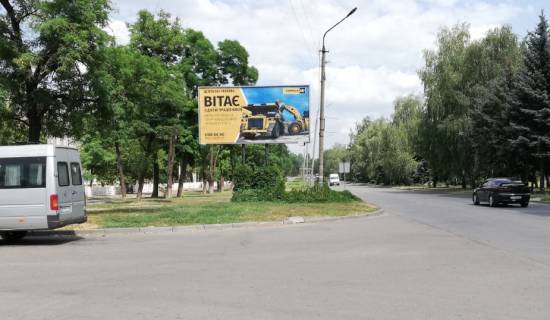 Билборд B в Кривом Роге вул. Гірників, 38, мкр-н Інгулець ,Автовокзал, Ринок, до повороту. Заїзд до автовокзалу. Широкий огляд від автостоянки. фото 1