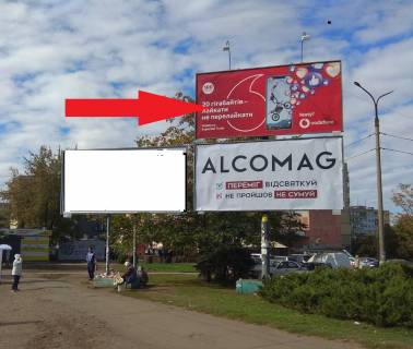 Білборд, Бігборд (Борд)  A у Кривому Розі вул. В.Великого, 59 — вул. Кустанайска ( Будинок Мод»). Широкий огляд, направлення до пл. А. Поля (пл. Артема). Супермаркет АТБ, супермаркет Варус. Зупинка маршрутного транспорту Фото 1