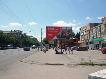 Білборд, Бігборд (Борд)  A у Кривому Розі вул. Соборності, 35. Будинок Побуту, совокупність торгових точок ТЦ Аркада 1-2-3 Напрямок руху з кільця Соборності до ринку Соцміста. Фото 1