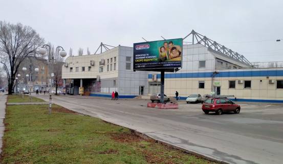Билборд A в Кривом Роге вул. Героїв АТО, 30а  навпроти Джампсіті. Велика кількість транспорту та пішоходів.  Гарний огляд від АЦ ВІЗА та стоянки перед Виконкомом КМР. фото 1