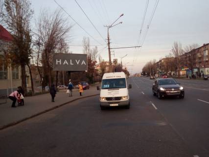 Білборд, Бігборд (Борд)  B у Кривому Розі вул. Володимира Великого,23, Ескоріал, маг Степ, Міська лікарня №4. Зупинка к-тр Олімп. Велика кількість пішоходів та транспорту. Широкий огляд з дороги. Фото 1