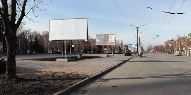 Билборд B в Кривом Роге пр.Металургів - вул. Степана Тильги (Революційна).Червона лінія. Напрямок руху від Арселор Міталл Кривий Ріг до соцміста. БК Металургів, стадіон "Металург" фото 1