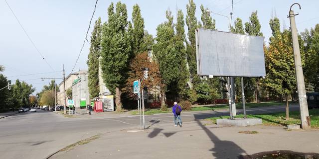 Билборд A в Кривом Роге Перехрестя вул.Матусевіча-вул.Костенко. Приватбанк, Цирк, КТУ. Напрямок руху від вул.Костенко до цирку. фото 1