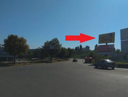 Билборд A в Кривом Роге вул.Соборна,навпроти ТЦ Сонячна галерея. Широкий огляд з стоянки перед Сонячною галереєю. Напрямок руху до Сонячного.Верхня площа. фото 1