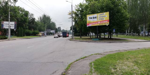 Білборд, Бігборд (Борд)  A у Кривому Розі  вул. Днепр.шосе, заїзд до стоянки Автовокзалу, напрямок до пл. Маяковського.кінцева зупинка громадського транспорту. Велике скупчення пішоходів та трафік транспорту Фото 1