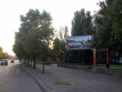 Билборд A в Кривом Роге Перехрестя пр. Миру - вул. Гетьманска, зуп громадського транспорту Героїв Підпильників. Напрямок руху від 95-го до пл. Визволення. ТЦ Варус, Алкомаркет, ресторан Джокер фото 1