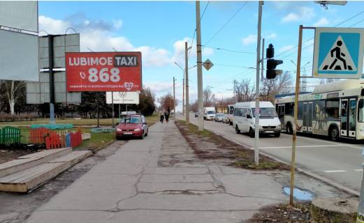 Білборд, Бігборд (Борд)  B у Кривому Розі перехрестя  вул. Електричної та вул. Сержанта Рзянкіна. КРЕС. Напрямок руху до Прудів. Широкий огляд площі через проспект та з зупинок міського транспорту. Фото 1