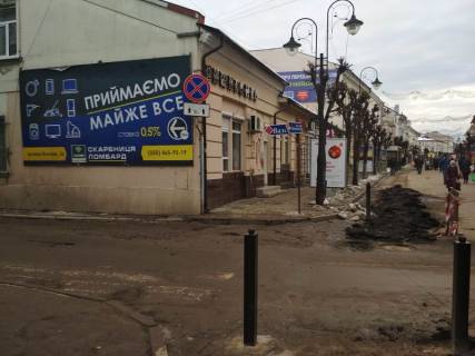 Білборд, Бігборд (Борд)  A у Коломиї перехрестя вул. Валова - пр. Чорновола (правий щит, на фасаді будинку №10) Фото 1