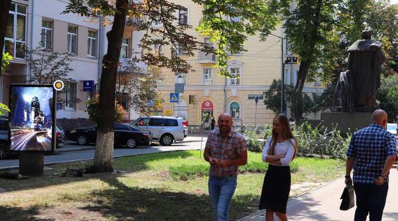 Сiтiлайт B у Києві, Сітілайт 1.2х1.8  Липська вул. роздільник Фото 1