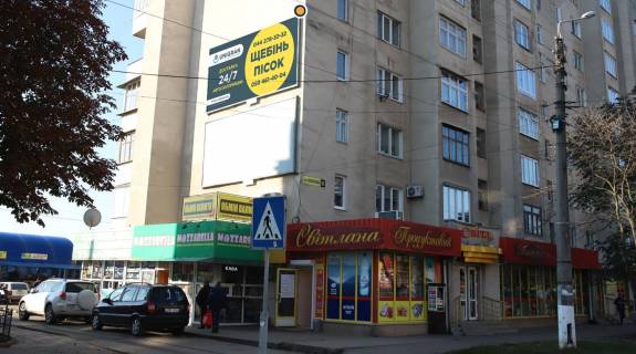 Білборд, Бігборд (Борд)  A у Чернівцях, Щит 3x6  Комарова вул, 33, верхній, в центр Фото 1