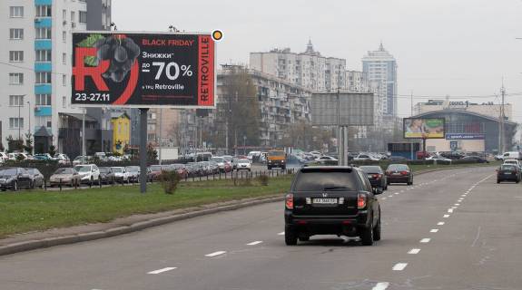 Білборд, Бігборд (Борд)  A у Києві, в  Оболонський просп., роздільник Фото 1