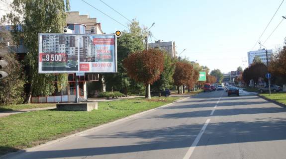 Билборд B в Черновцах, Щит 3x6  Комарова вул, 8, в центр фото 1
