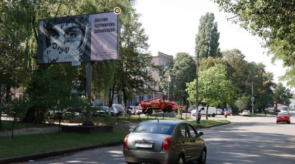 Билборд B в Чернигове, Щит 3x6  Захисників України вул., 6 фото 1