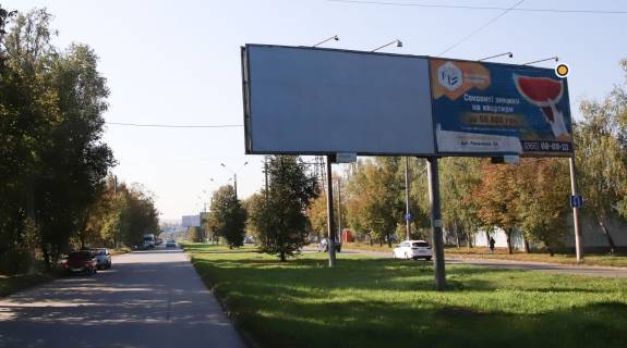 Билборд A в Черновцах, Щит 3x6  Калинівська вул, до ринку, правий фото 1