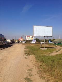 Білборд, Бігборд (Борд)  A у Великодолинську, А  Великодолинське поворот на Чорноморськ транспорт прямує з Овідіополя в Одесу (пробка перед поворотом на Чорноморськ) Фото 1