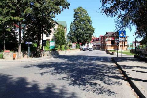 Ситилайт B в Яремче, 1,2x1,8  Траса Н-09 Мукачево-Львів, Свободи, готель-колиба Красна Садиба, кафе Барбері, Родина ковбаска, міський ринок, напрямок руху на Івано-Франківськ фото 1