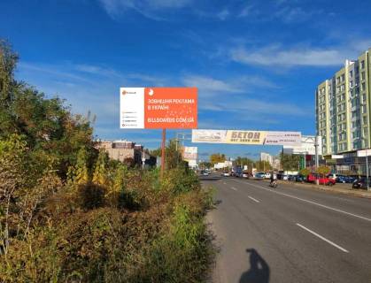 Билборд B в Крюковщине, Board 3x6м  вул. В. Стуса, 17-22, поруч із ТРЦ "РarkSmall", ЖК "Агам", "Сад Камелія", "АТБ-Маркет", "UKRINSTAL", "Таунхауси від Дніпробуд", 350м до  розв'язки від  вул. В. Чорновола, в бік с. Крюківщина, с. Гатне, с. Тарасівка фото 1