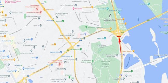 Нестандарт A у Києві, 8x2  Шляхопровід Б на перетині бульв. Дружби Народів та Наддніпрянського шосе (з боку ст.м. Видубичі) в напр-тцентру, праворуч схема