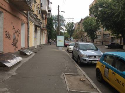 Ситилайт B в Киеве, 1.2x1.8  Волоська вул.,28/40 (Банк Ощадбанк, кафе Портер Паб 2), в напрямку від вул.Верхній Вал фото 1