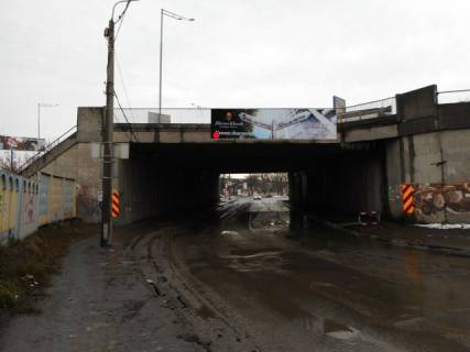Нестандарт A у Києві, 2x8  Шляхопровід на перетині Наддніпрянського шосе та вул. Будіндустрії, збоку автостанції "Видубичі" Фото 1