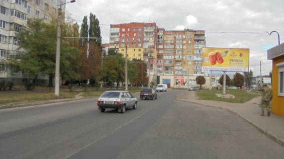 Билборд A в Кропивницкий (Кировоград), 6x3  Вокзальна вул. (Жовтневої революції вул.) (Магазин побутової хімії "Чистюля", перукарня "Смарагд"), в напрямку Училищного пров. фото 1