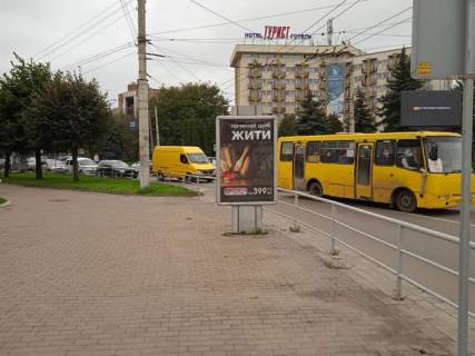 Беклайт B у Чернівцях, 1.2x1.8  Незалежності просп. - Героїв Майдану вул., 71 Фото 1