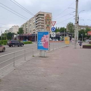 Бэклайт A в Черновцах, 1.2x1.8  Незалежності просп. - Героїв Майдану (Червоноармійська) вул., 71 фото 1