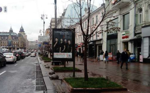 Скроллер A в Киеве, 1.2x1.8  Хрещатик вул., 44 (магазин "Адидас", "Монарх") - 653598 фото 1